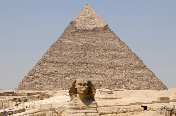 Egypt. Sfinga proti pyramida. — Stock fotografie