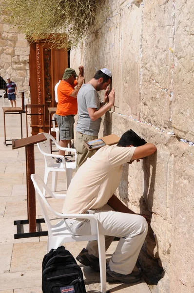 Oração em um muro ocidental em Jerusalém. Israel . — Fotografia de Stock