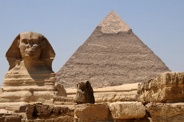 Szfinx ellen piramisok — Stock Fotó