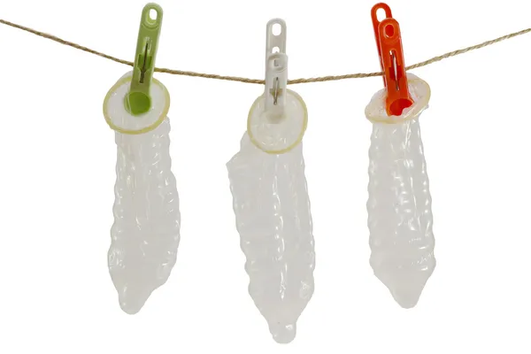 Kondome auf dem Seil lizenzfreie Stockbilder