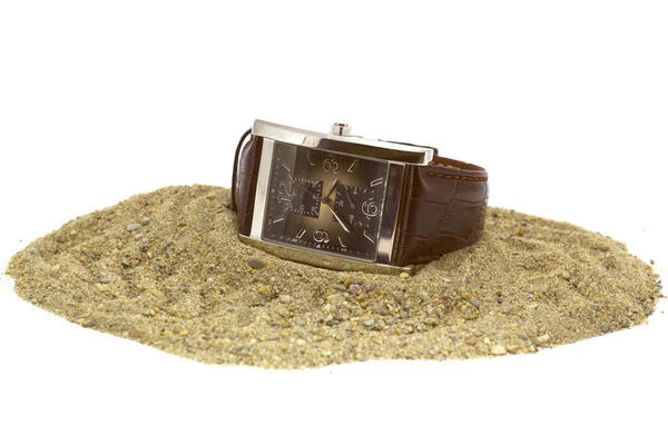 Ένα ρολόι χεριού θέσει στην άμμο — Φωτογραφία Αρχείου