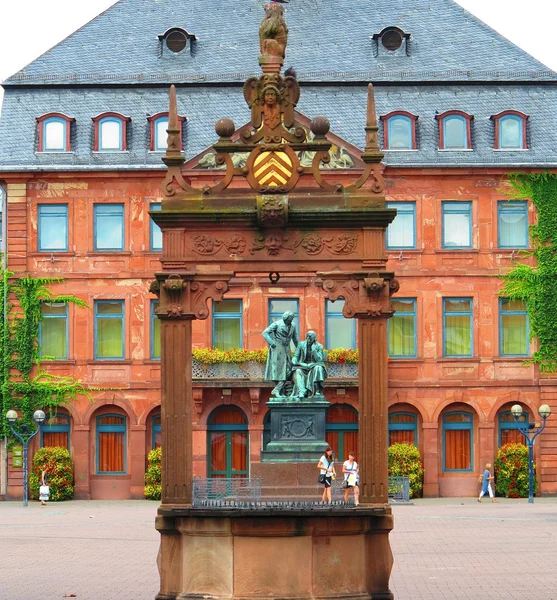 Rathaus und Brüder Grimm — Stockfoto