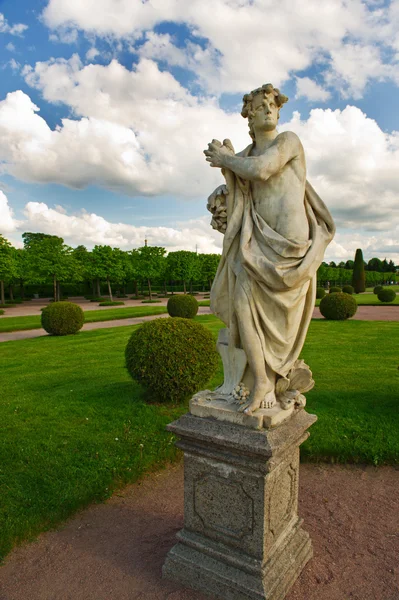 Monument och parken statyn av peterhof — Stockfoto