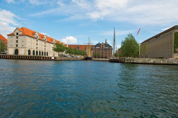 Kanalen en de straten van Kopenhagen — Stockfoto