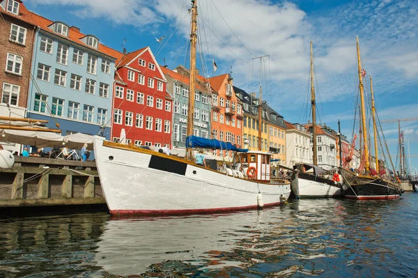 Stadtkanäle mit Schiffen, die in Kopenhagen festgemacht haben — Stockfoto