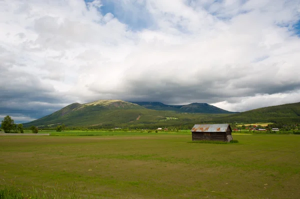 Пейзаж и горы Норвегии — стоковое фото