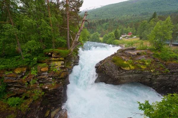 Wasserfälle und schöne Gebirgsflüsse Norwegens — Stockfoto