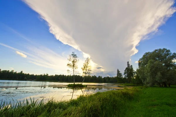 Hermoso paisaje rural con un lago y el cielo reflejado — Foto de Stock