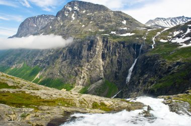 Yaz Norveç doğası. dağlar, göller. Norveç Fiyordları.