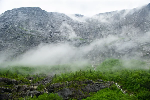 목가적인 보기 피 요 르 드, 빌리지, 노르웨이의 산들 — 스톡 사진
