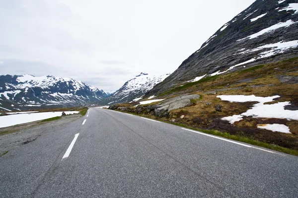 Norway road landscape on high mountains. — Stock Photo, Image