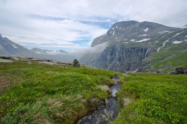 Paysage estival. Ciel bleu, montagnes et fjord — Photo