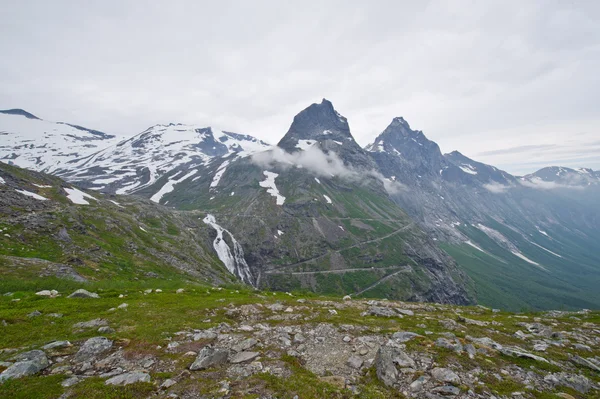 Berglandschaft rund um den norwegischen Fjord an sonnigen Tagen Stockbild