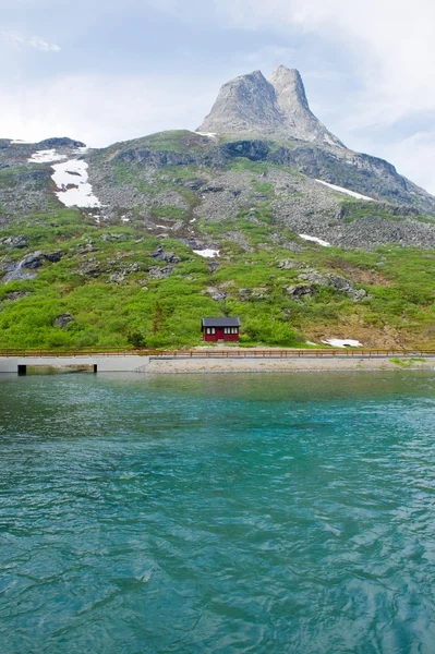 Ett foto av hamnen hus i svovlvaer, lofoten, Norge — Stockfoto