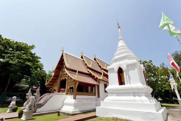 Buddhistischer Tempel mit goldenen Ornamenten — Stockfoto