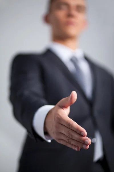 Ένας επιχειρηματίας με ανοιχτό χέρι έτοιμος να κλείσει μια συμφωνία. — Φωτογραφία Αρχείου