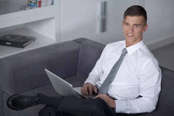 Succesvolle zakenman met een laptop werkt en zitten — Stockfoto