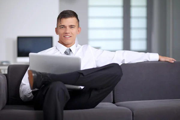 Erfolgreicher Geschäftsmann arbeitet mit Notizbuch und sitzt — Stockfoto