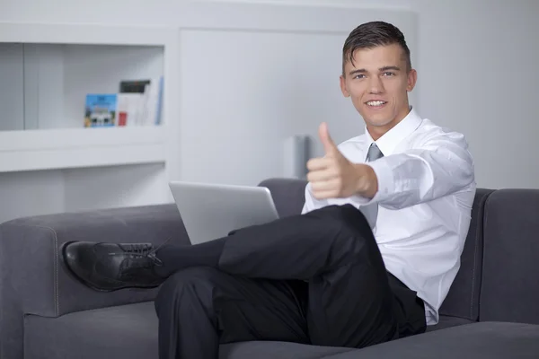 Joven hombre de negocios mostrando gesto de mano pulgar hacia arriba signo de éxito —  Fotos de Stock