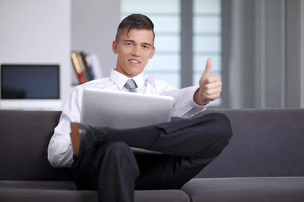 Joven hombre de negocios mostrando gesto de mano pulgar hacia arriba signo de éxito —  Fotos de Stock