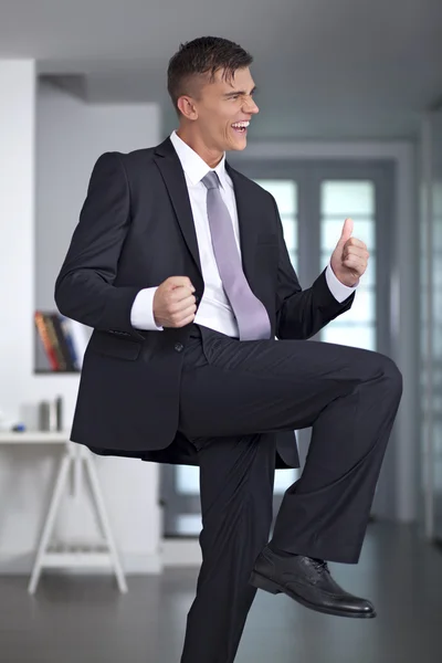 Empresário em poses de terno e mão gesto polegar para cima — Fotografia de Stock