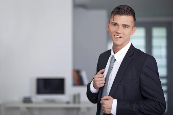 Geschäftsmann im Anzug posiert am Revers seines Anzugs — Stockfoto