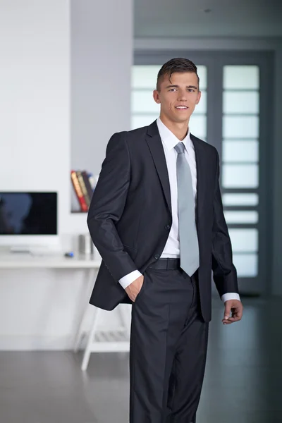 Geschäftsmann posiert mit der Hand in der Tasche — Stockfoto