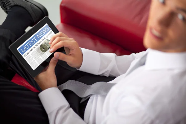 Jonge zakenman ingedrukt te houden en aan te raken een digitale tablet — Stockfoto