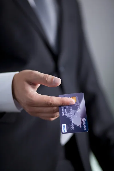 Empresário dando a alguém cartão de crédito — Fotografia de Stock