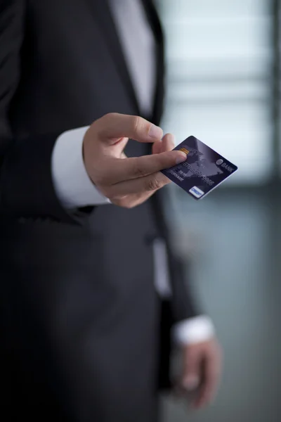 Бізнесмен дає комусь кредитну картку — стокове фото
