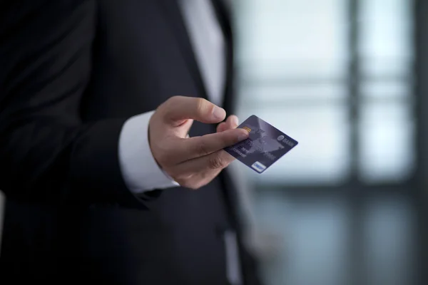 Biznesmen dając komuś karty kredytowej — Zdjęcie stockowe