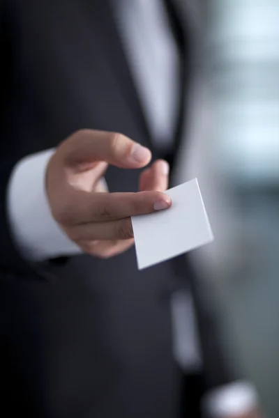 Empresario dando a alguien tarjeta de visita en blanco — Foto de Stock