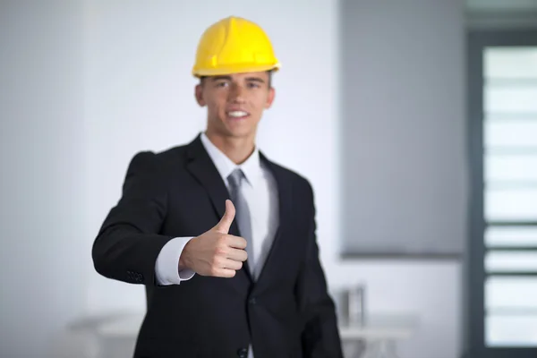 Succesvolle zakenman met gele helm vormt — Stockfoto