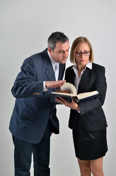 Geschäftskollegen arbeiten zusammen und lesen ein Buch — Stockfoto