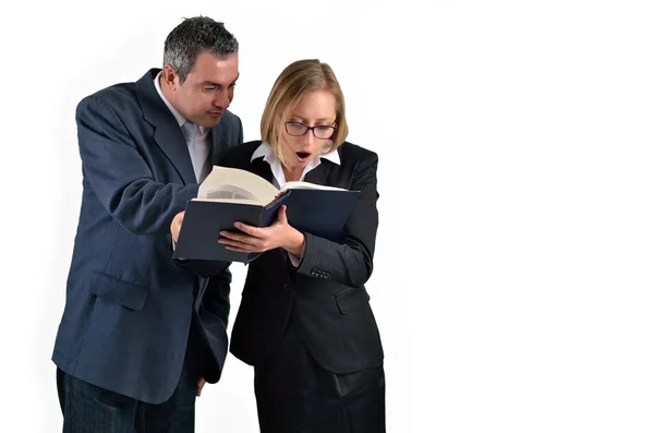 Compañeros de negocios trabajando juntos y leyendo un libro en un mee —  Fotos de Stock