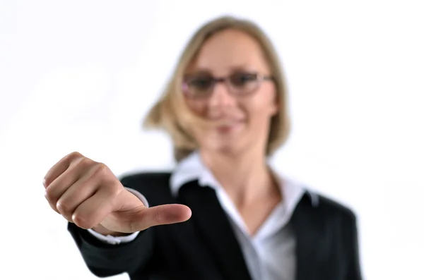Framgångsrik affärskvinna poser och hand gestikulerande tummen upp — Stockfoto