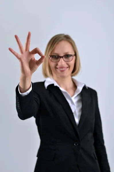Exitosa mujer de negocios posa y gesticulación de la mano signo bien —  Fotos de Stock