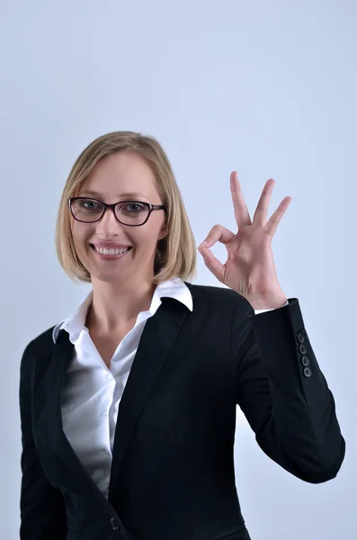 Succesvolle zakenvrouw poses en hand gebaren oke teken — Stockfoto