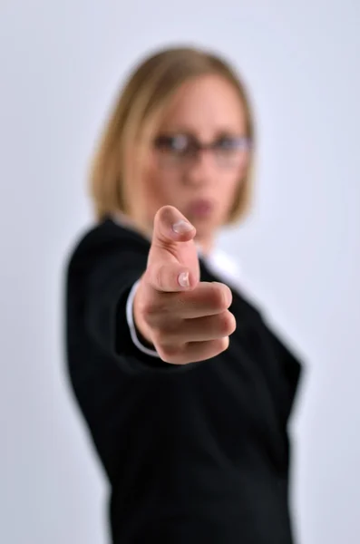 Succesvolle zakenvrouw poses en hand wijzend doel — Stockfoto