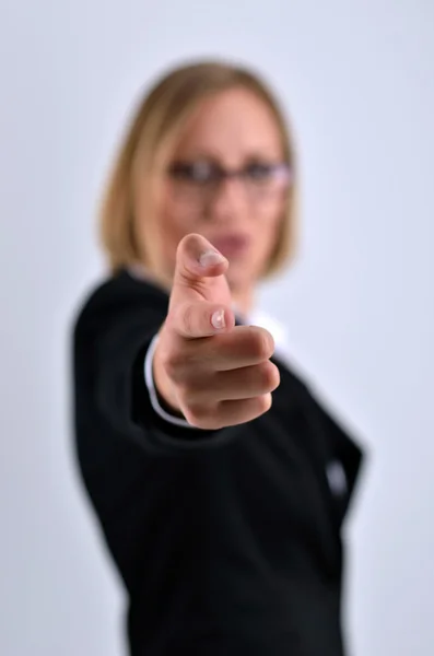 Erfolgreiche Geschäftsfrau posiert und zeigt mit der Hand auf das Ziel — Stockfoto