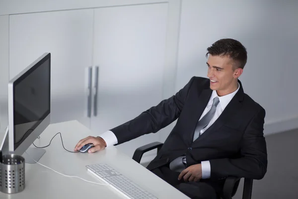 Νέος επιχειρηματίας που εργάζεται στον ηλεκτονικό υπολογιστή και κάθεται στον καναπέ — Φωτογραφία Αρχείου