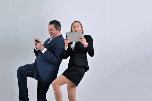 Affärskollegor spelar TV-spel och njuta av — Stockfoto