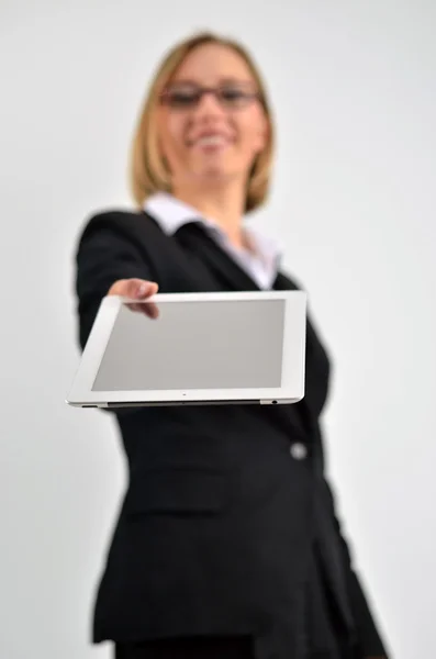 Lächelnde junge Geschäftsfrau überreicht uns einen Tablet-PC — Stockfoto