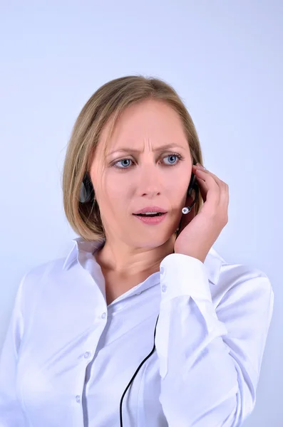 Femme d'affaires réussie avec casque parlant au téléphone dans son — Photo