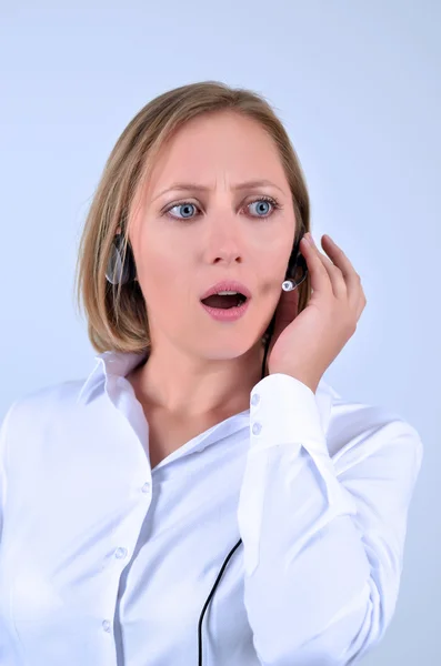 Succesvolle zakenvrouw met hoofdtelefoon praten over telefoon — Stockfoto