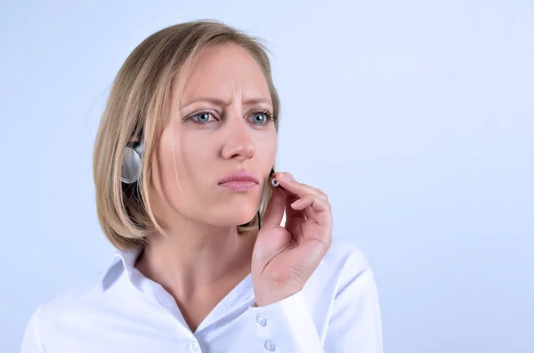Framgångsrik affärskvinna med hörlurar prata telefon — Stockfoto