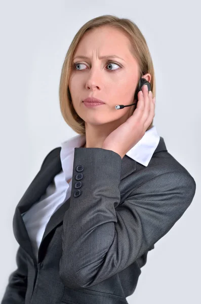 Succesvolle zakenvrouw met hoofdtelefoon praten over telefoon — Stockfoto