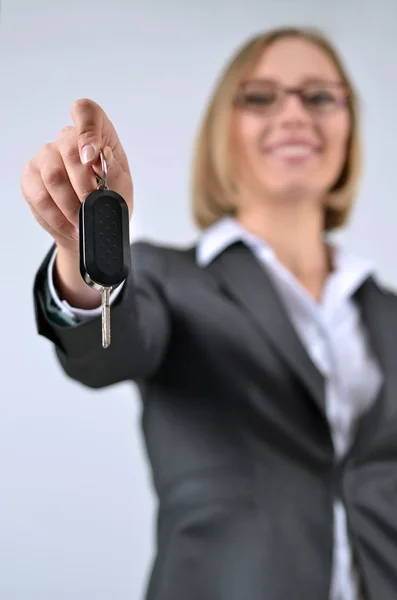 Молода і красива бізнес-леді тримає свій новий ключ від машини — стокове фото