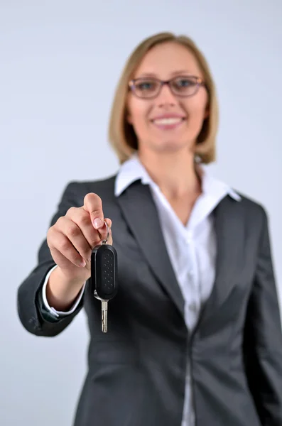 Jovem e bela mulher de negócios segurando sua chave de carro novo — Fotografia de Stock