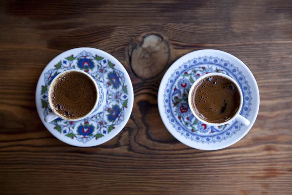 Traditionele Turkse koffie geserveerd in koppen op houten tafel — Stockfoto